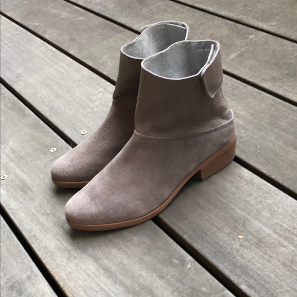 A7EIJE Grey suede and leather boot